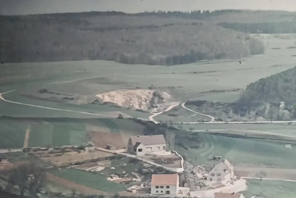 Bschor GmbH: Eine Landschaft mit Häusern, Feldern und dem Steinbruch.